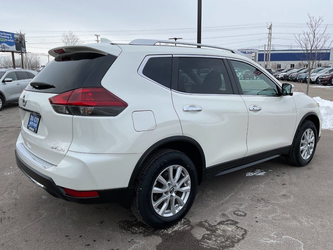 Used 2018 Nissan Rogue SV w/ Premium Package image 7