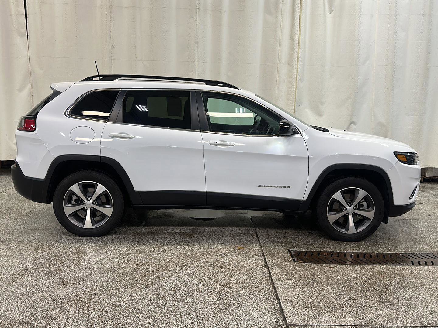 Certified 2022 Jeep Cherokee Limited AWD/4WD image 7