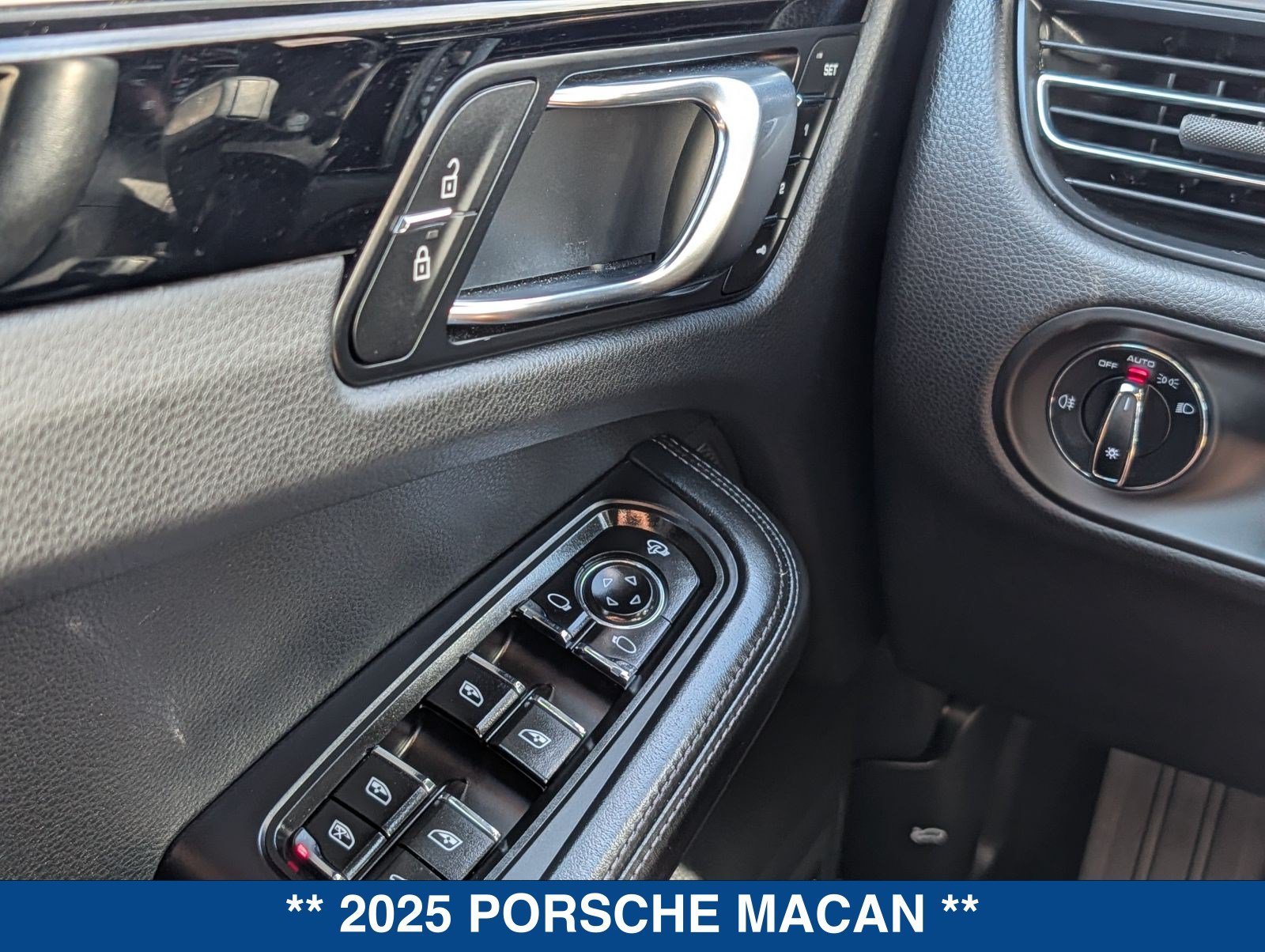 Used 2025 Porsche Macan Turbo AWD/4WD image 25