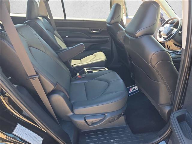 Used 2025 Toyota Grand Highlander AWD image 17