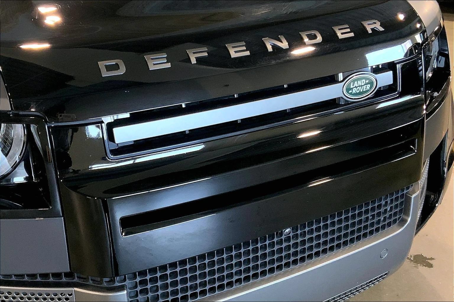 Certified 2025 Land Rover Defender 110 V8 AWD/4WD image 30