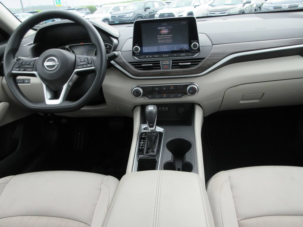 Used 2025 Nissan Altima 2.5 SV FWD image 13