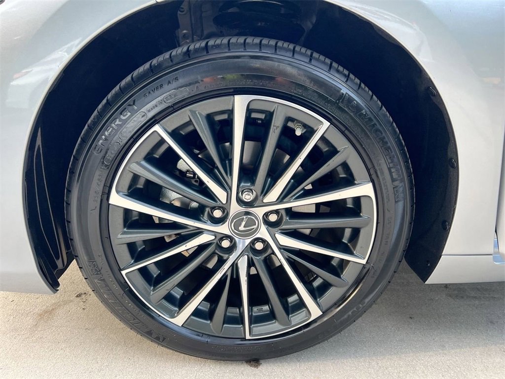 Certified 2025 Lexus ES 300h w/ Premium Package image 9