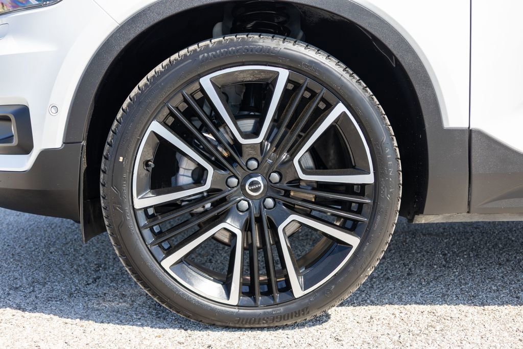 Used 2022 Volvo XC40 T5 R-Design image 28