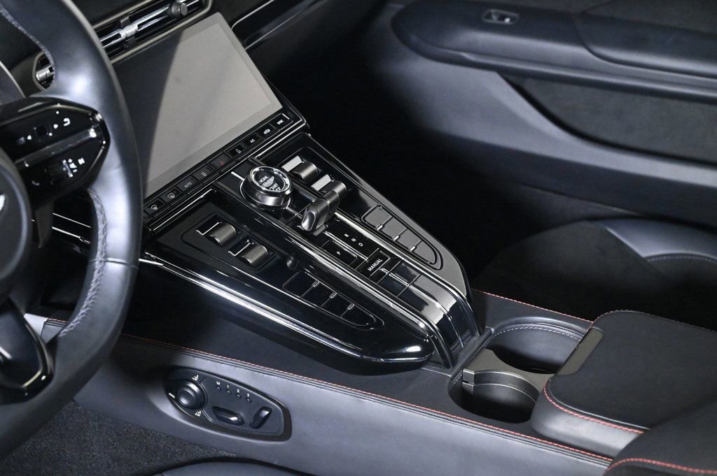 Used 2025 Aston Martin V8 Vantage Coupe image 18