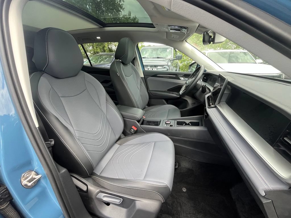 Certified 2025 Volkswagen Tiguan SE w/ Panoramic Sunroof Package AWD/4WD image 13