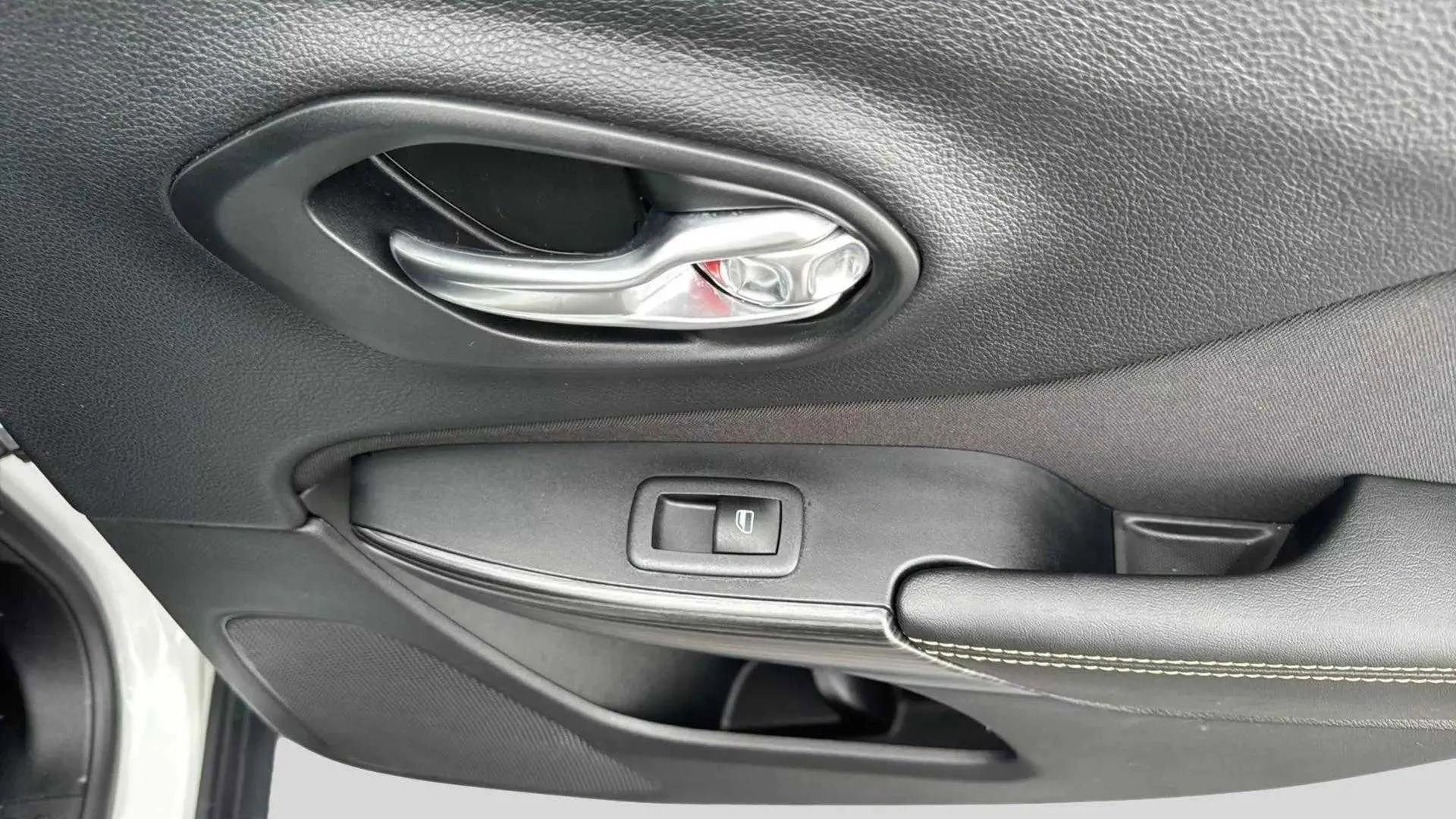 Used 2017 Jeep Cherokee Latitude w/ Comfort/Convenience Group image 20