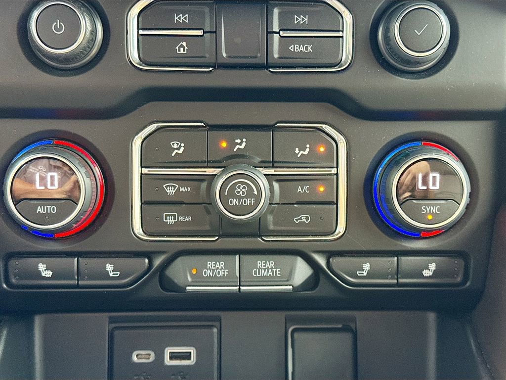 Used 2022 Chevrolet Suburban LT w/ Luxury Package image 16