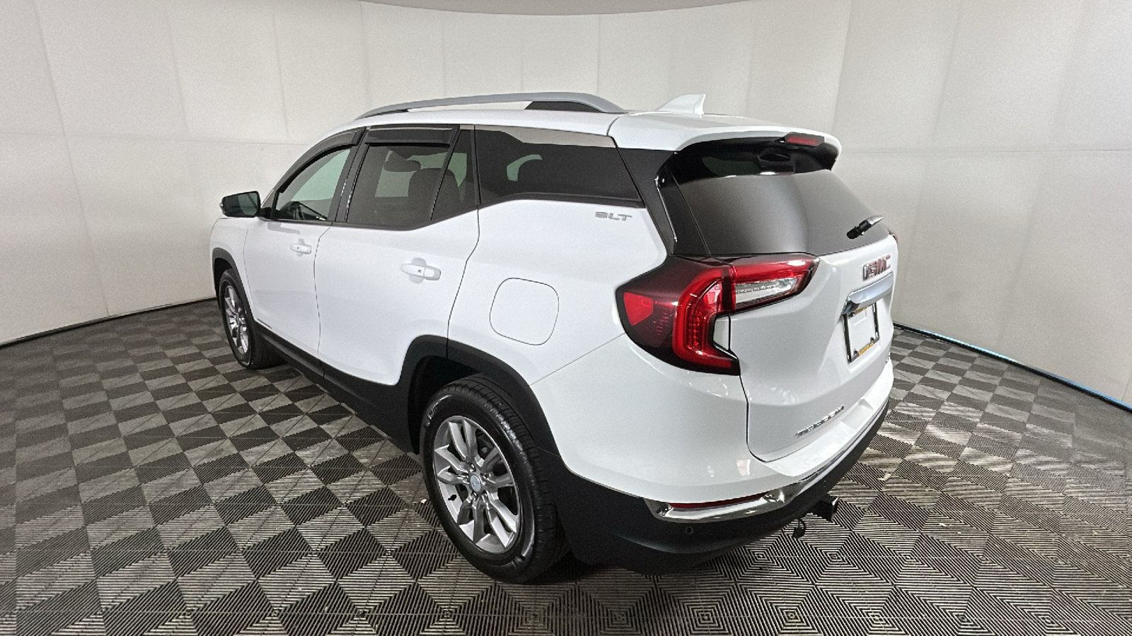 Used 2023 GMC Terrain SLT AWD/4WD image 5