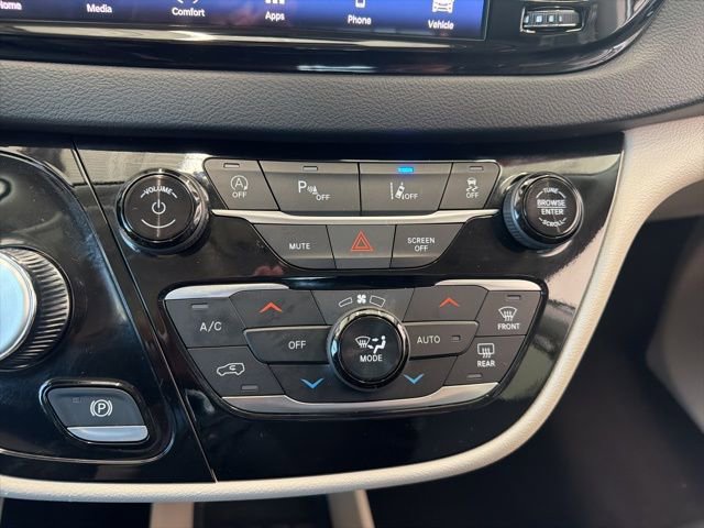 Used 2024 Chrysler Pacifica Touring-L FWD image 26