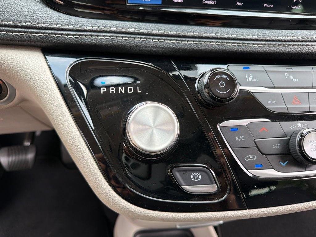 Used 2024 Chrysler Pacifica Limited FWD image 15