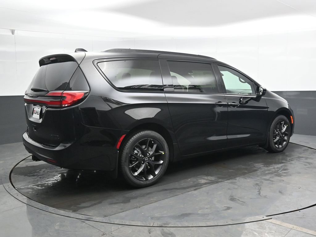 New 2026 Chrysler Pacifica Limited w/ S Appearance Package AWD/4WD image 2