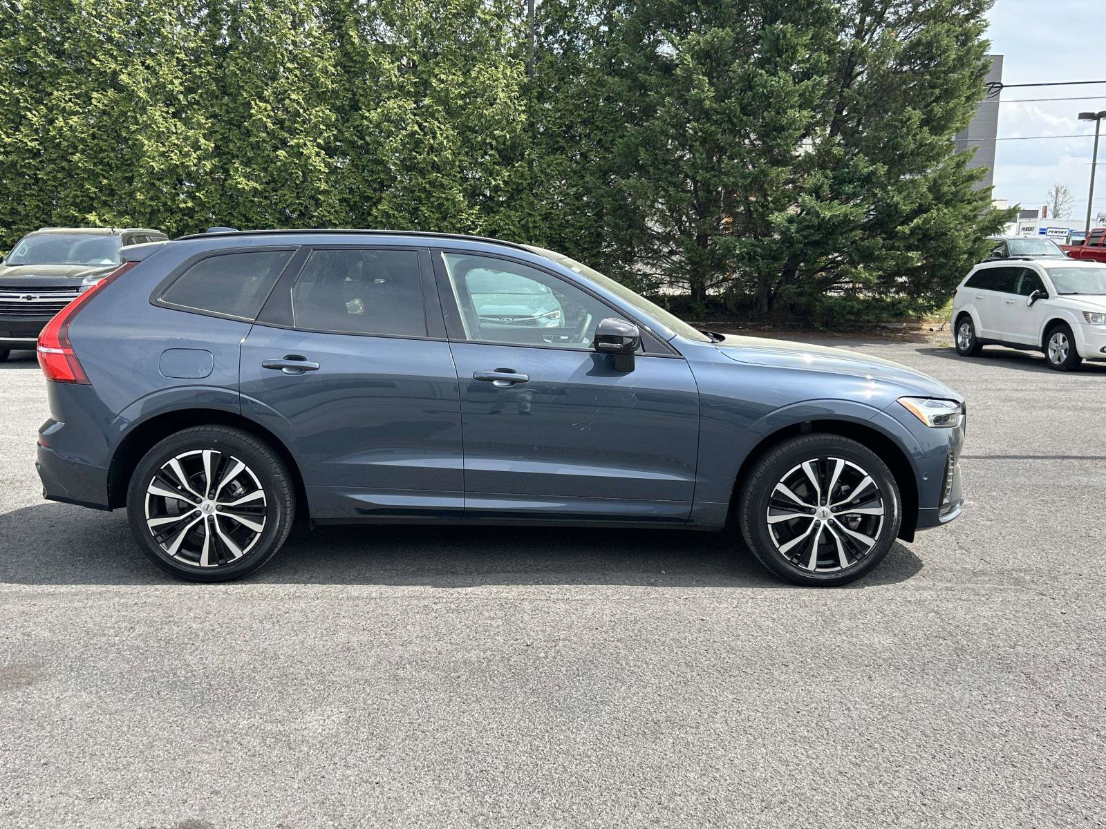 Certified 2024 Volvo XC60 B5 Plus image 2