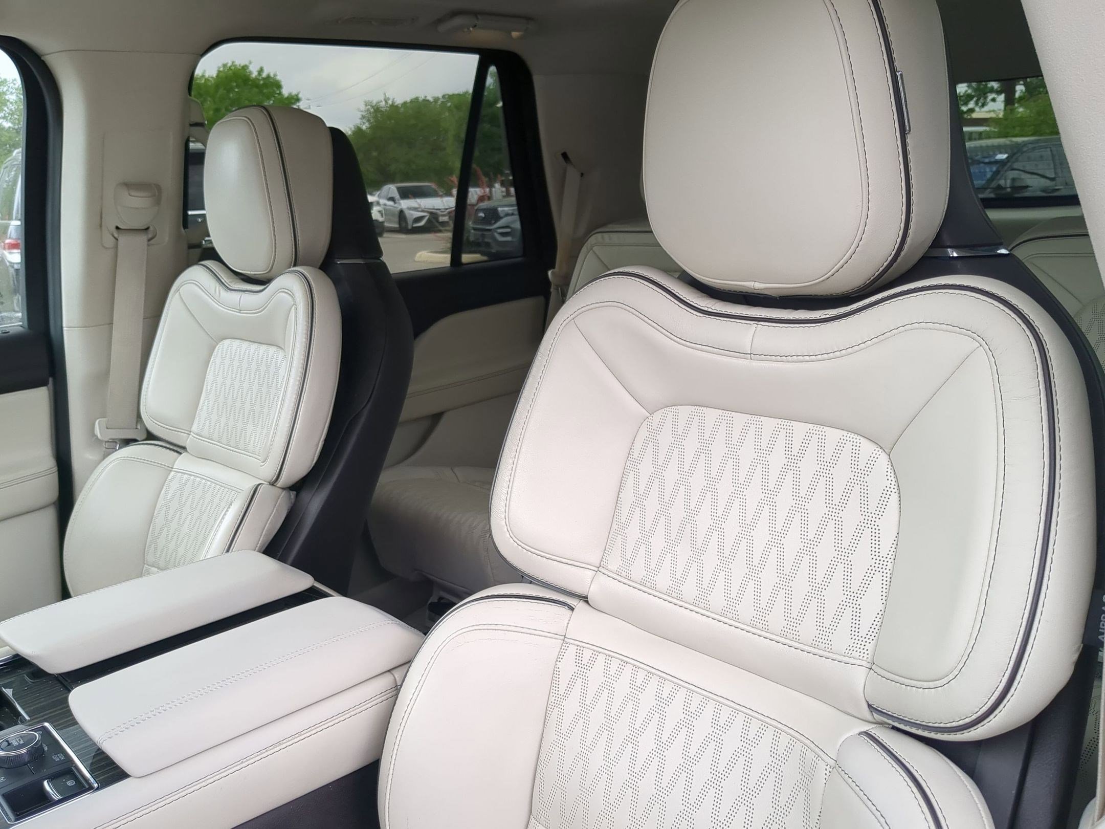 Used 2020 Lincoln Navigator Black Label w/ Cargo Convenience Package image 10