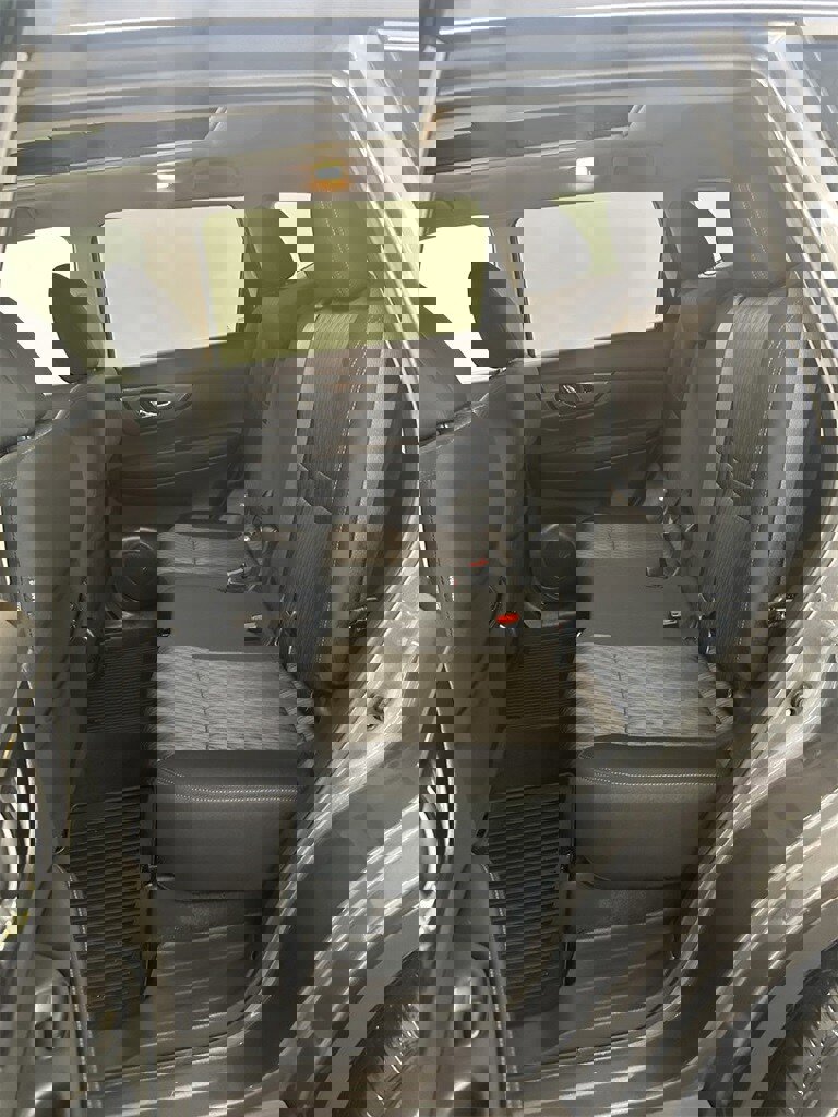 Used 2018 Nissan Rogue SV w/ Sun & Sound Touring Package image 27