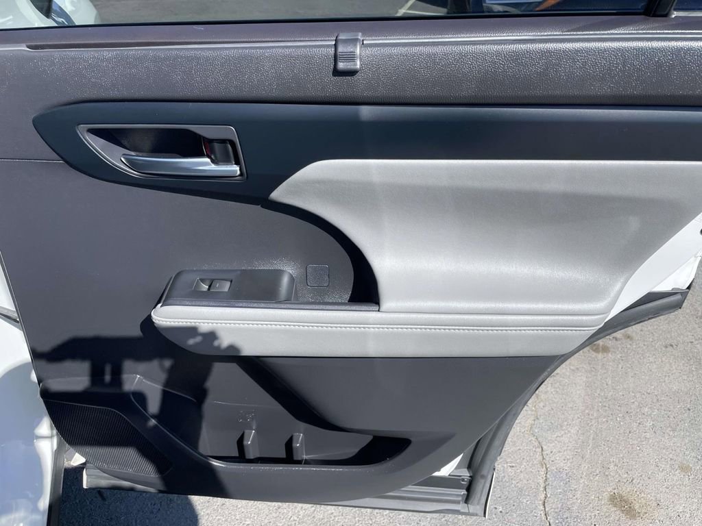 Used 2023 Toyota Highlander XLE AWD/4WD image 43