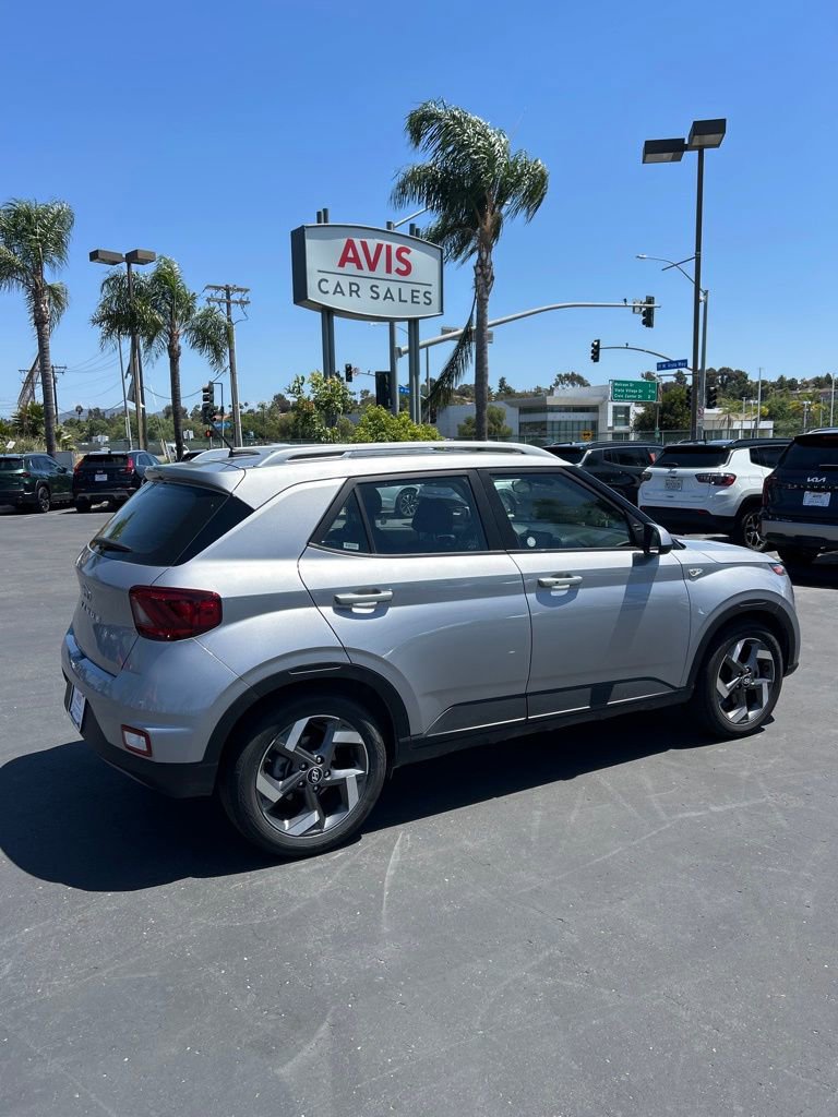 Used 2025 Hyundai Venue SEL FWD image 3