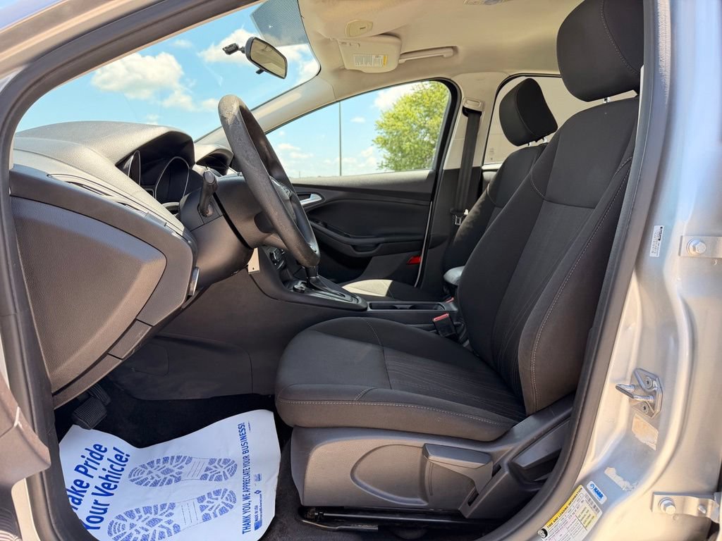 Used 2017 Ford Focus SE FWD image 2