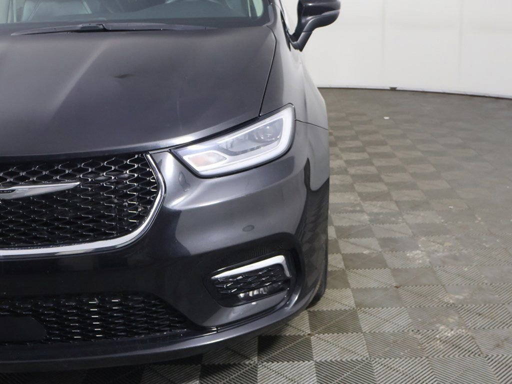 Used 2023 Chrysler Pacifica Touring-L image 15
