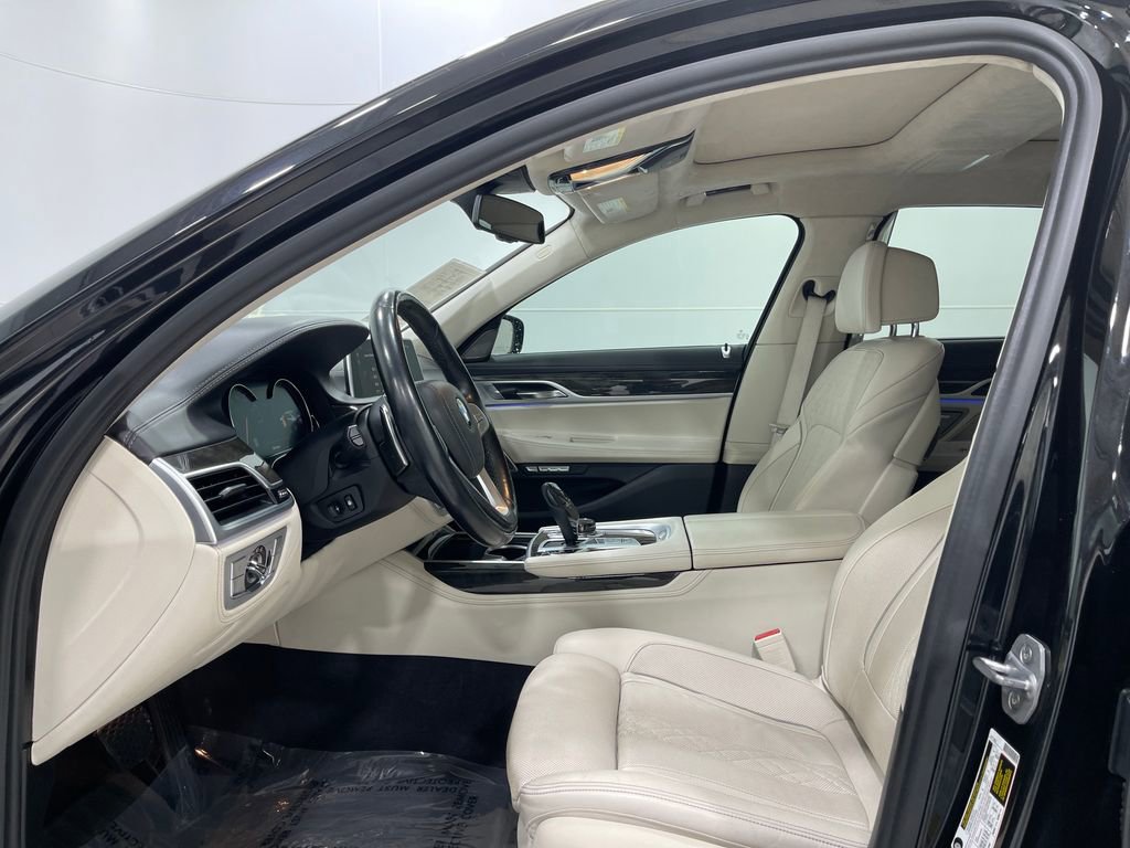 Used 2018 BMW 750i w/ Executive Package RWD image 13