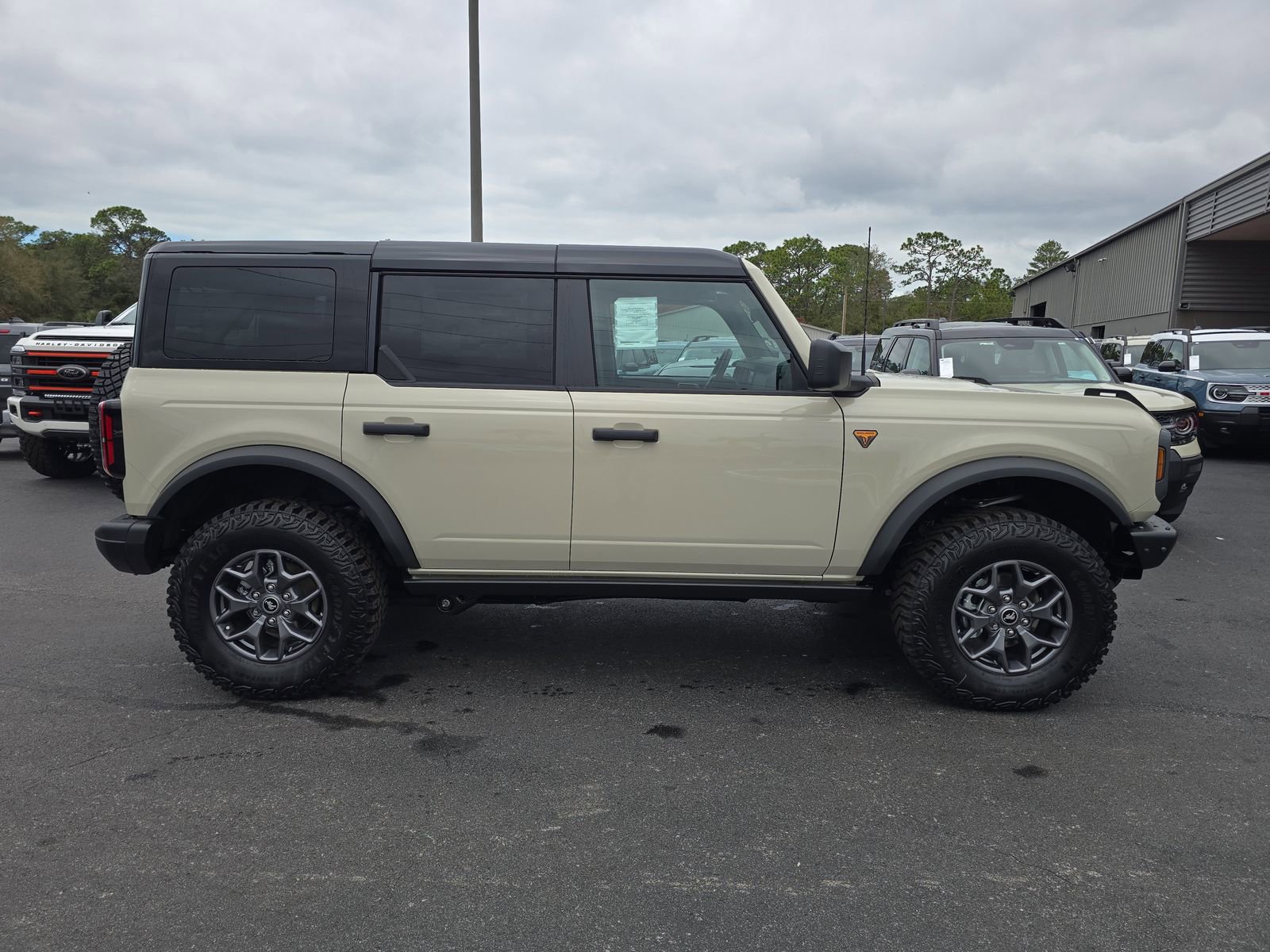 New 2025 Ford Bronco Badlands image 3