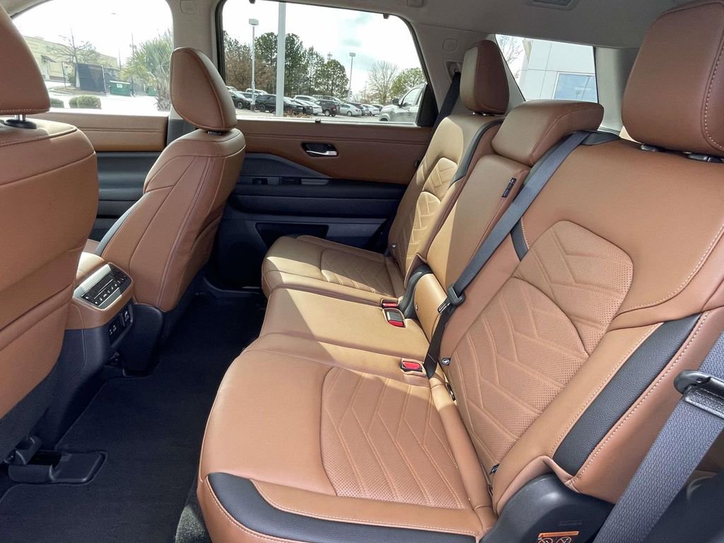 Used 2025 Nissan Pathfinder Platinum w/ Cargo Package image 12
