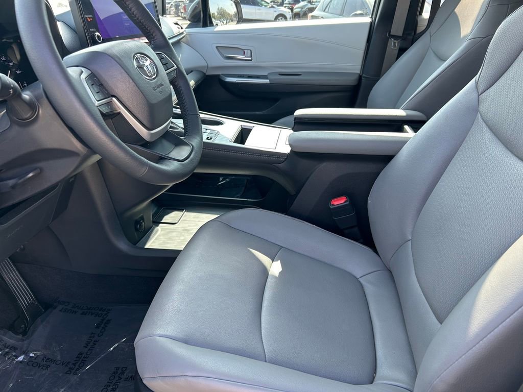 Used 2025 Toyota Sienna XLE image 11