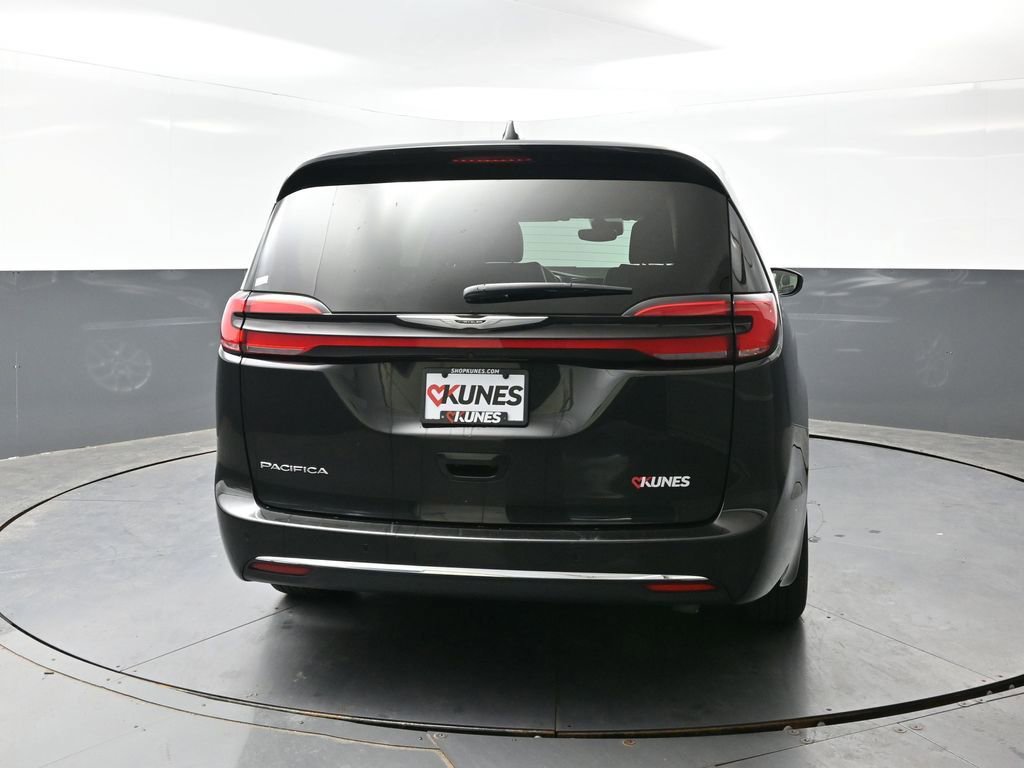 Used 2023 Chrysler Pacifica Touring-L FWD image 13
