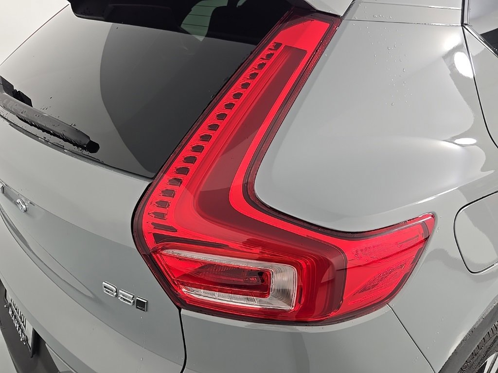 Used 2024 Volvo XC40 B5 Ultimate w/ Climate Package image 9