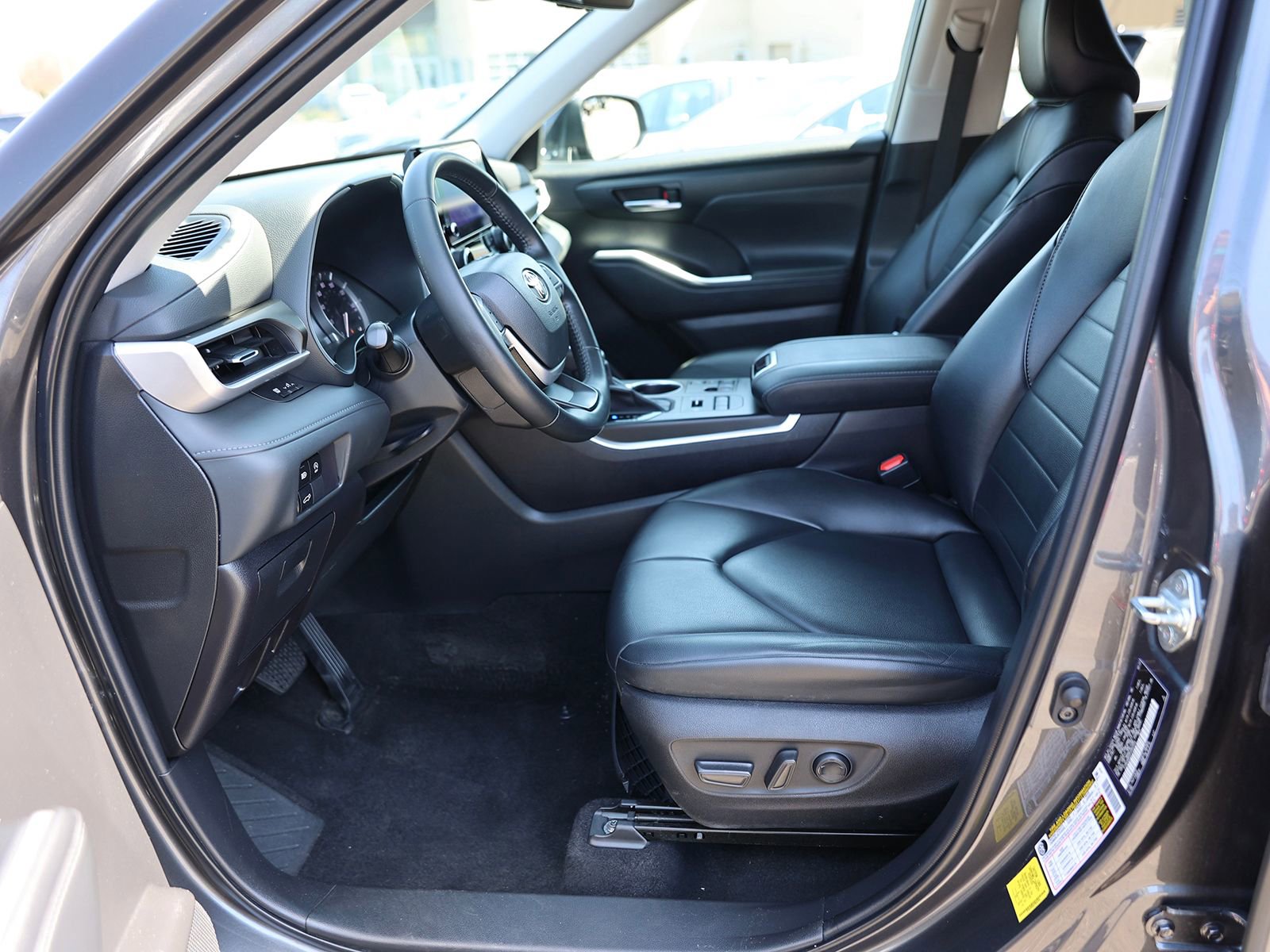 Used 2023 Toyota Highlander XLE image 18