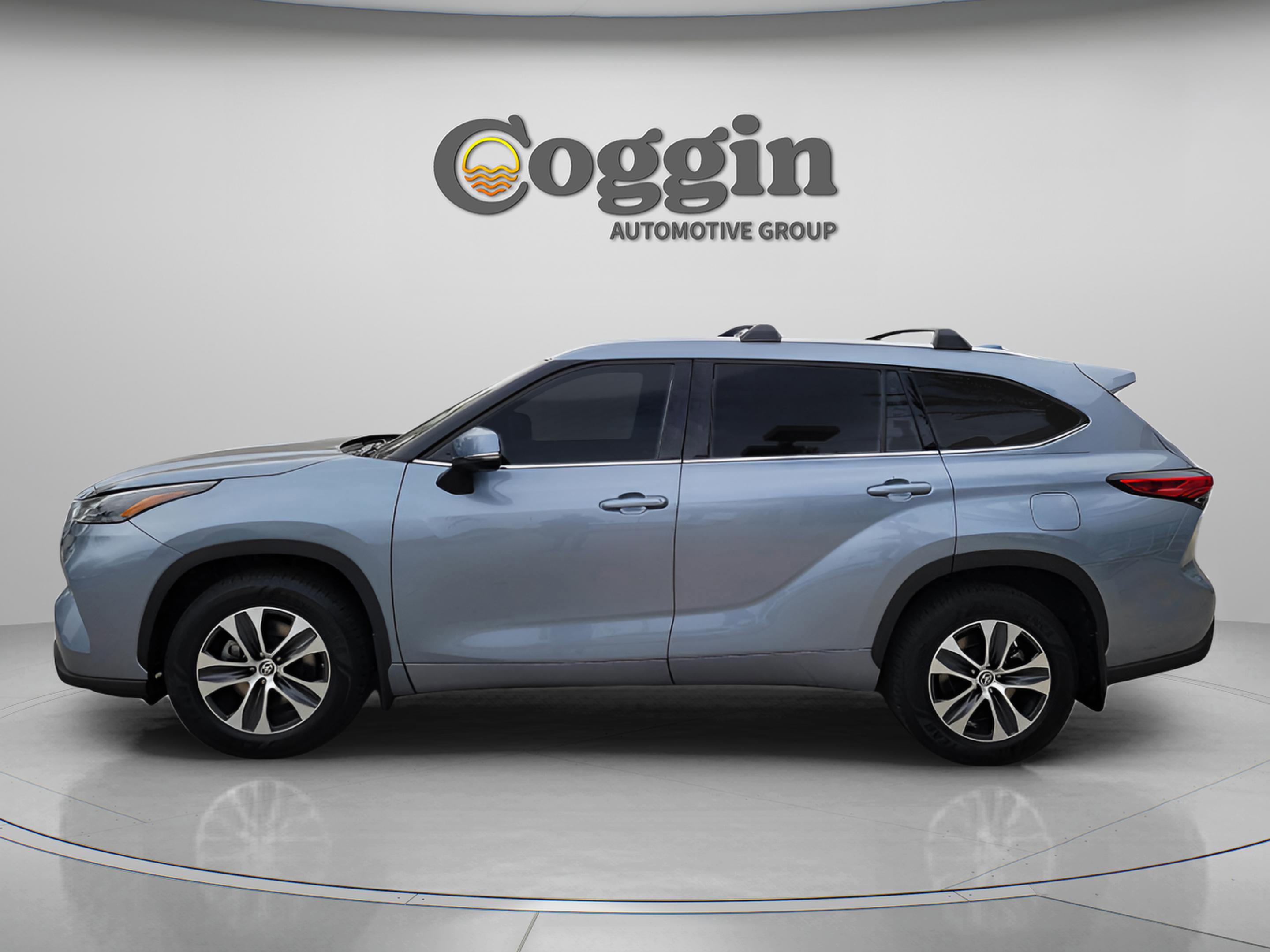 Used 2021 Toyota Highlander XLE AWD/4WD image 2