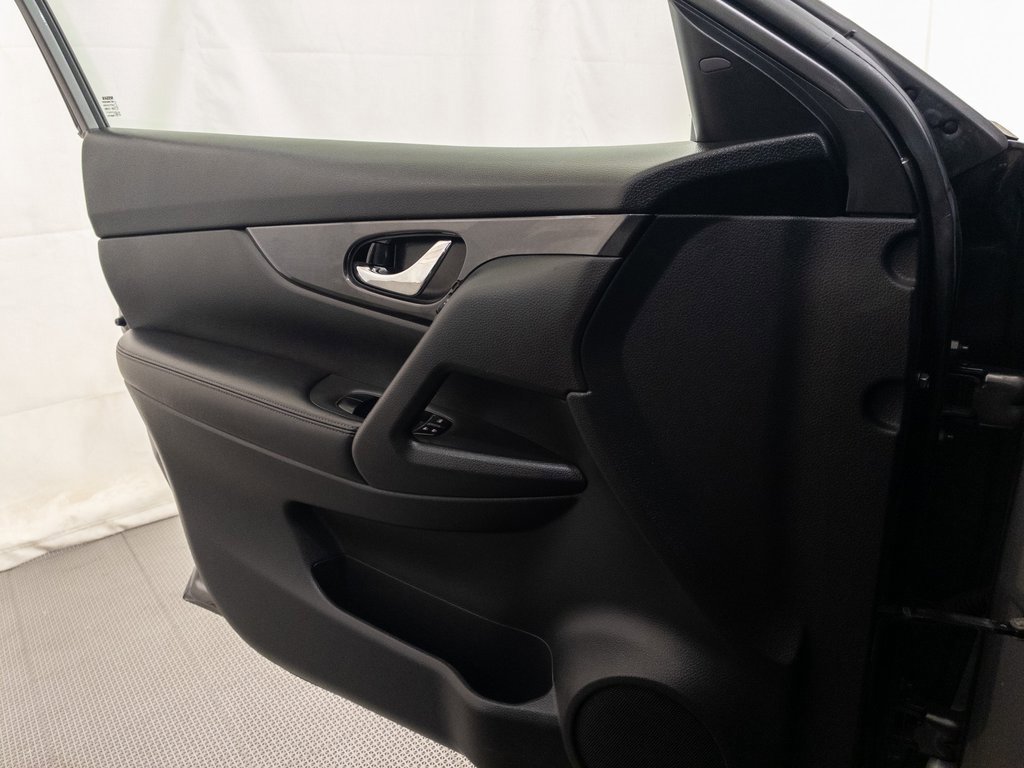 Used 2019 Nissan Rogue SV image 30