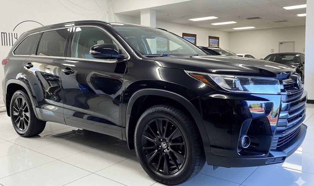 Used 2019 Toyota Highlander SE AWD/4WD image 1