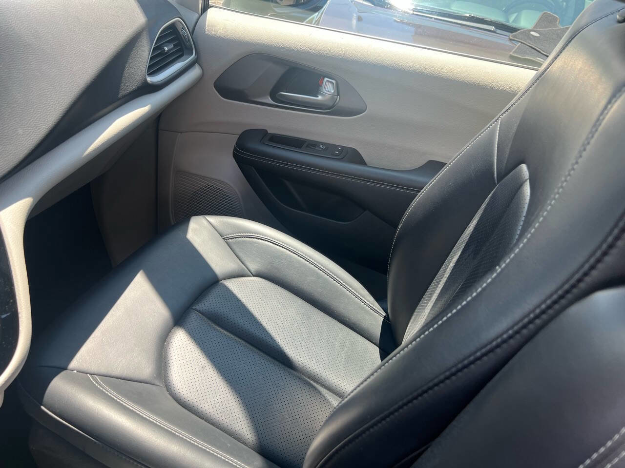 Used 2023 Chrysler Pacifica Touring-L image 17