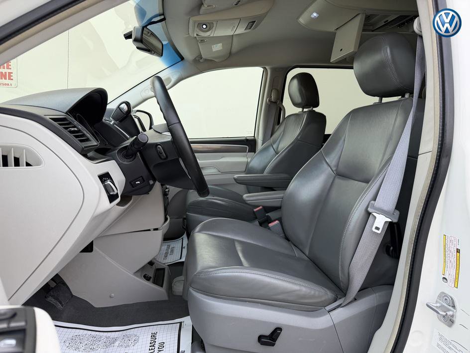 Used 2010 Volkswagen Routan SE FWD image 10