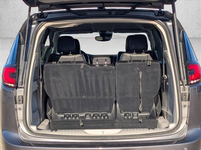Used 2023 Chrysler Pacifica Touring-L image 6