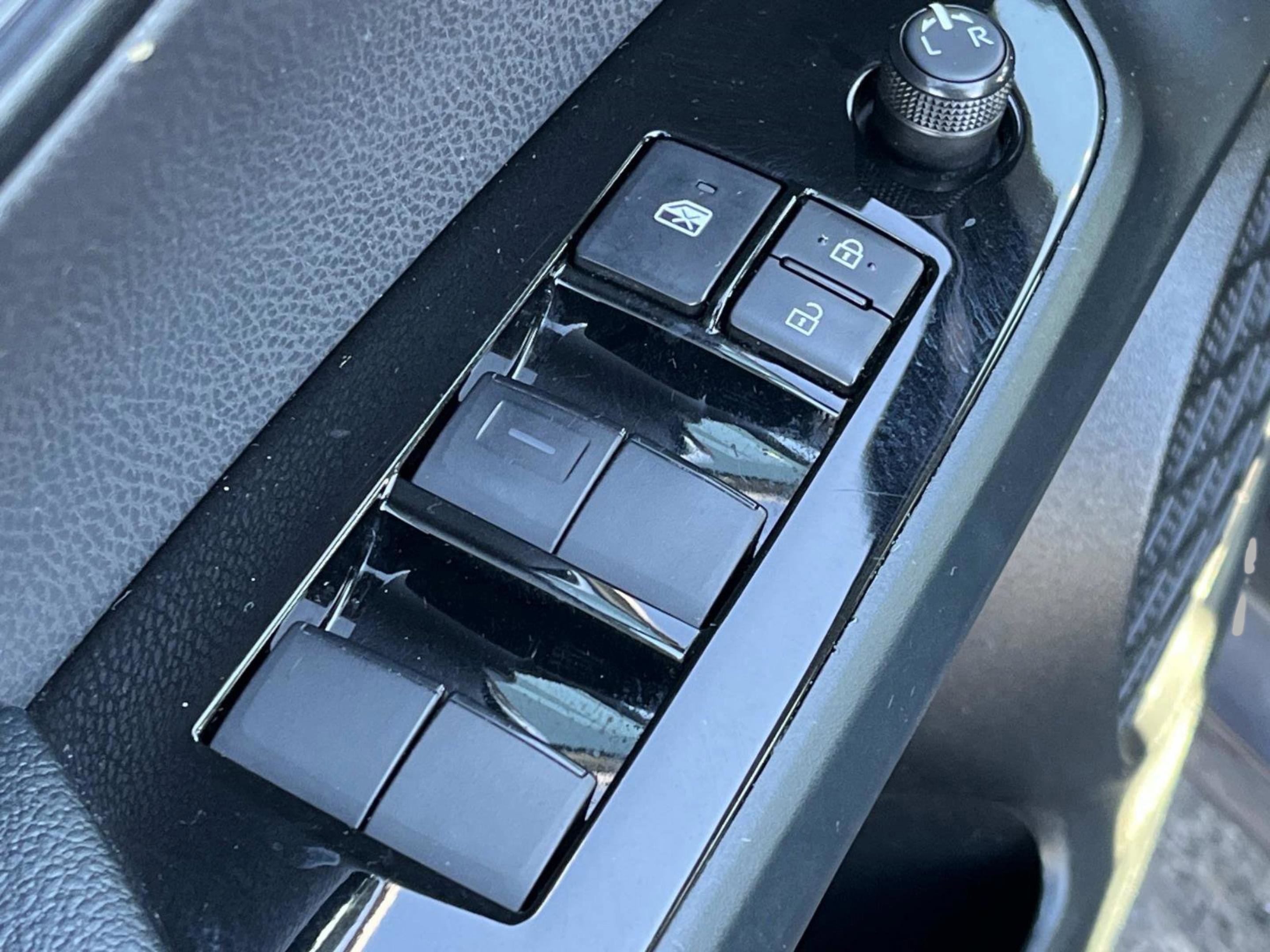 Used 2022 Toyota Prius L Eco image 28