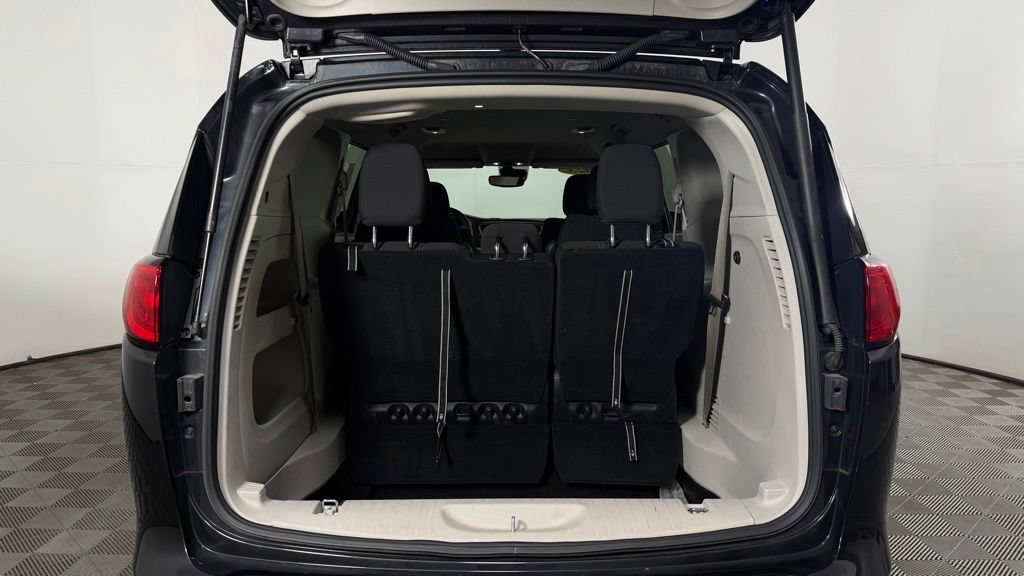 Used 2023 Chrysler Voyager LX FWD image 10
