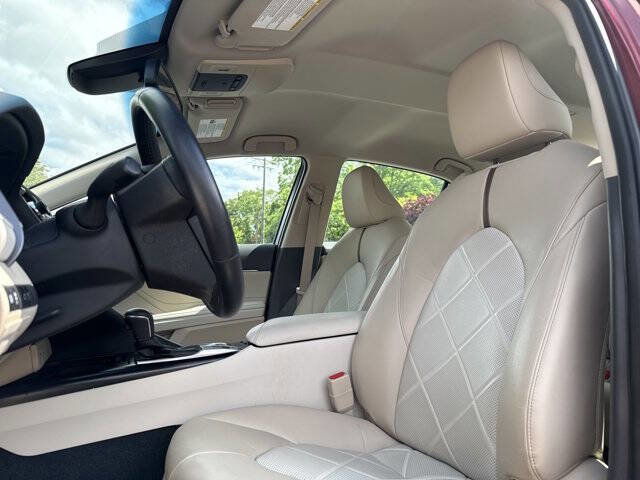 Used 2018 Toyota Camry XLE image 14