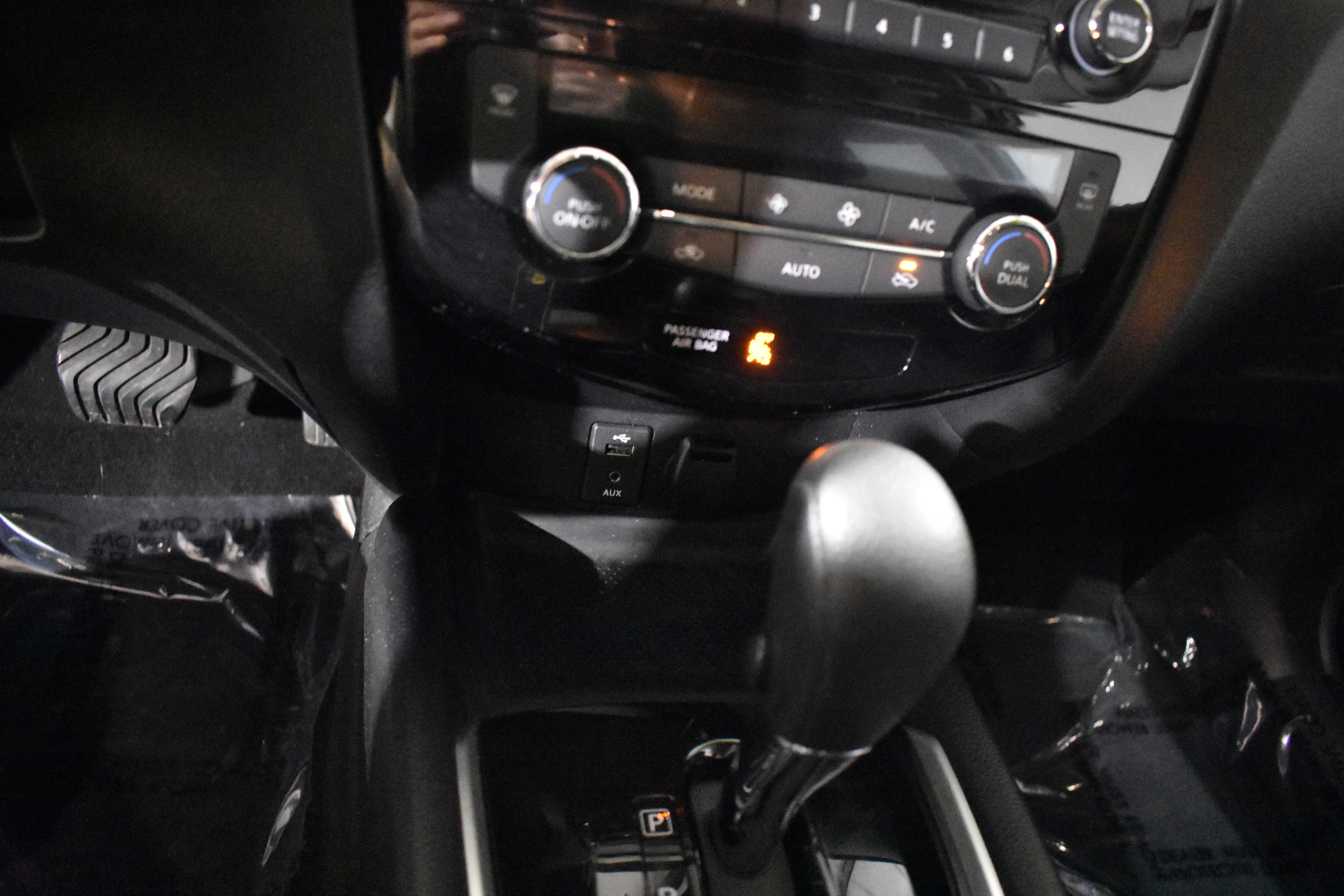 Used 2015 Nissan Rogue SV image 23