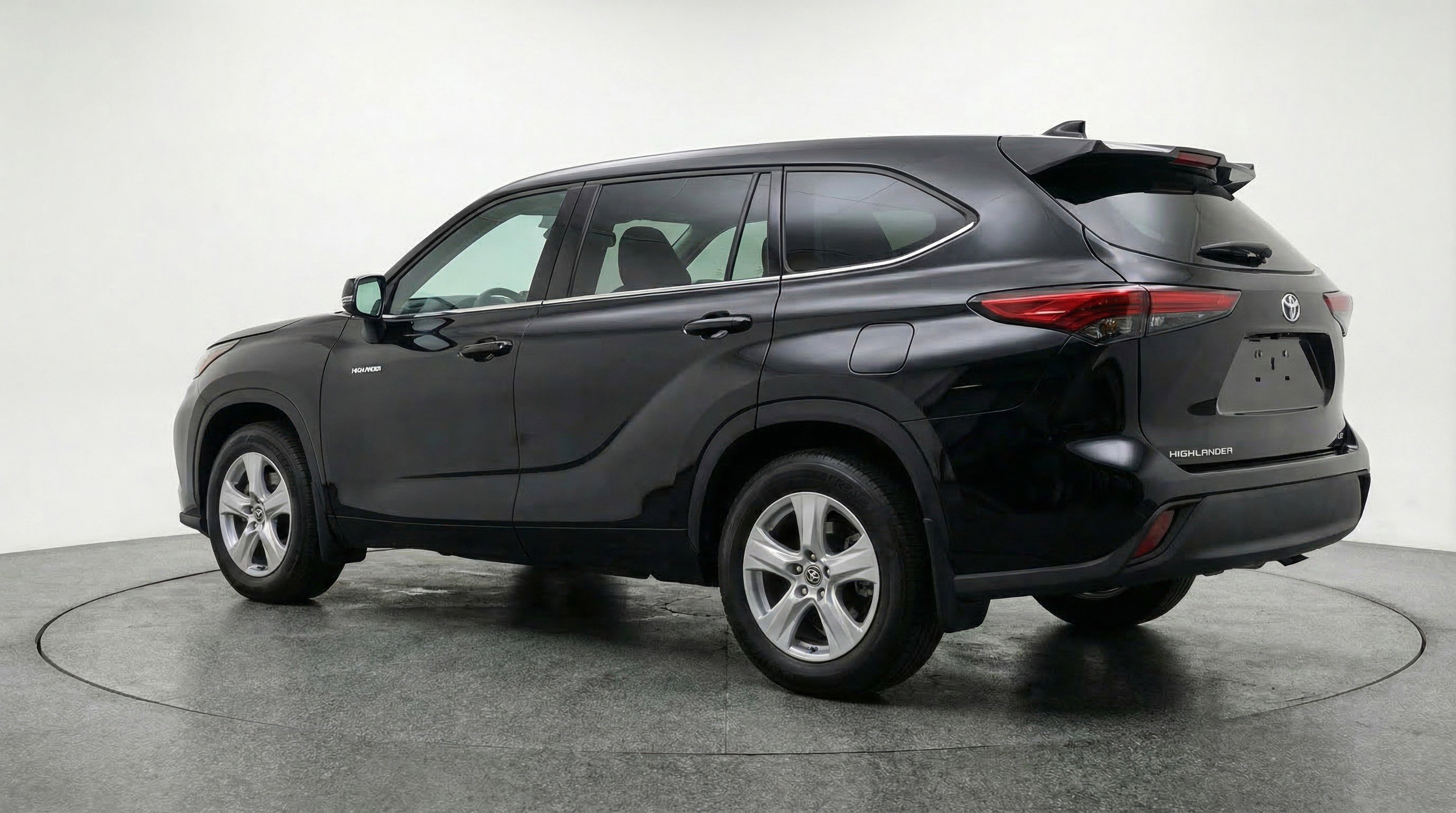 Used 2025 Toyota Highlander LE image 6