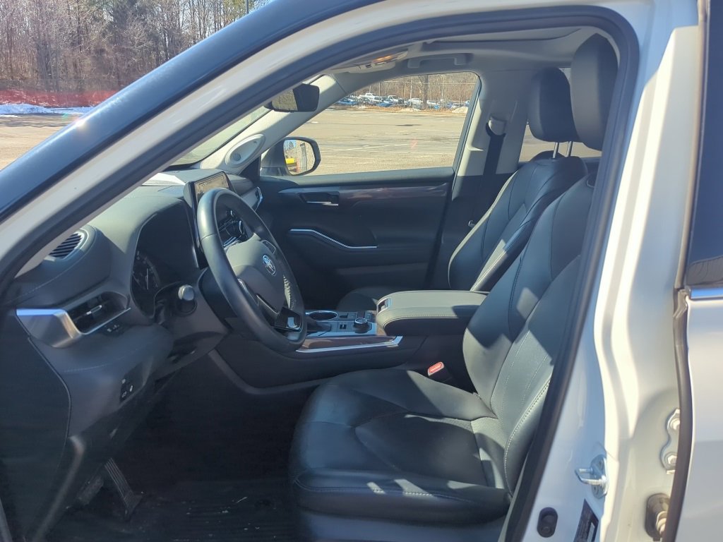Used 2021 Toyota Highlander Limited image 11