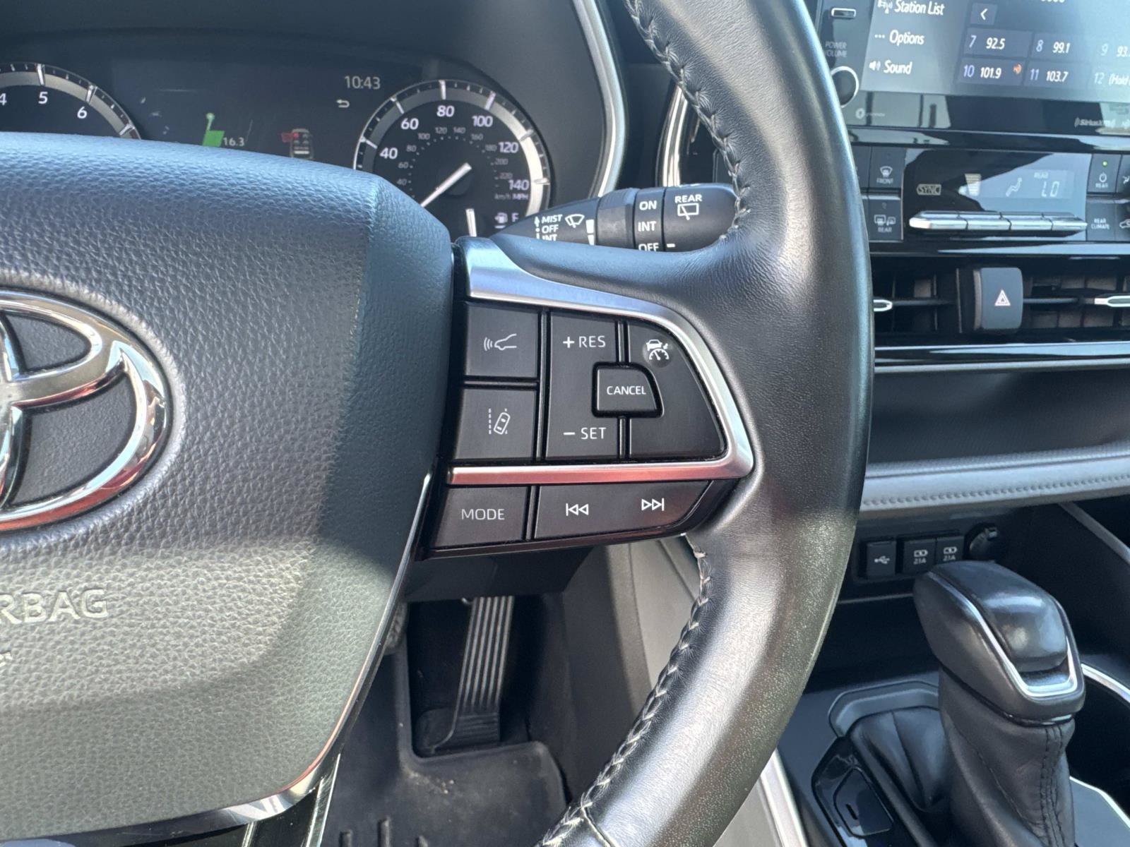 Used 2020 Toyota Highlander XLE FWD image 25