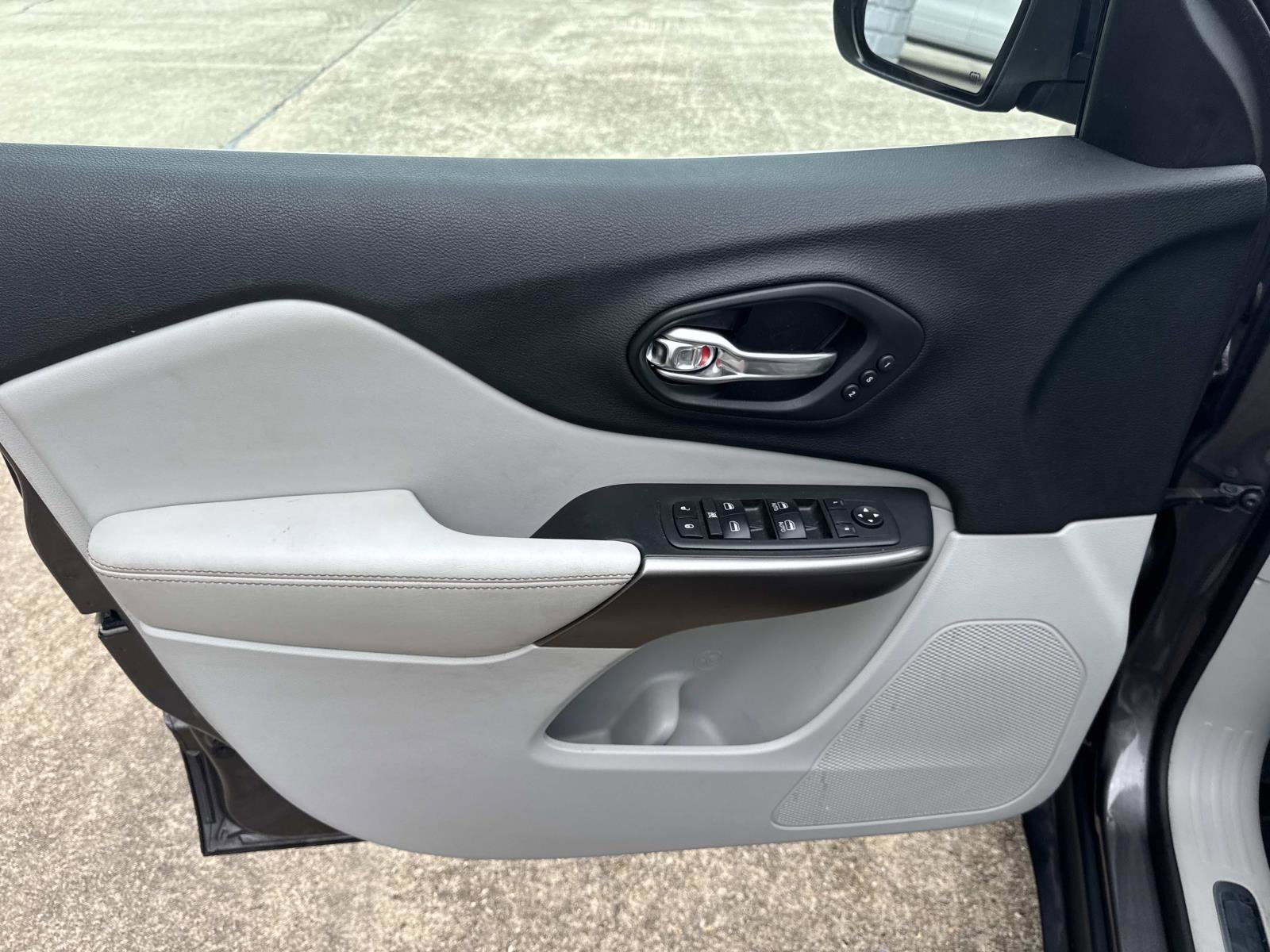 Used 2019 Jeep Cherokee Limited image 18