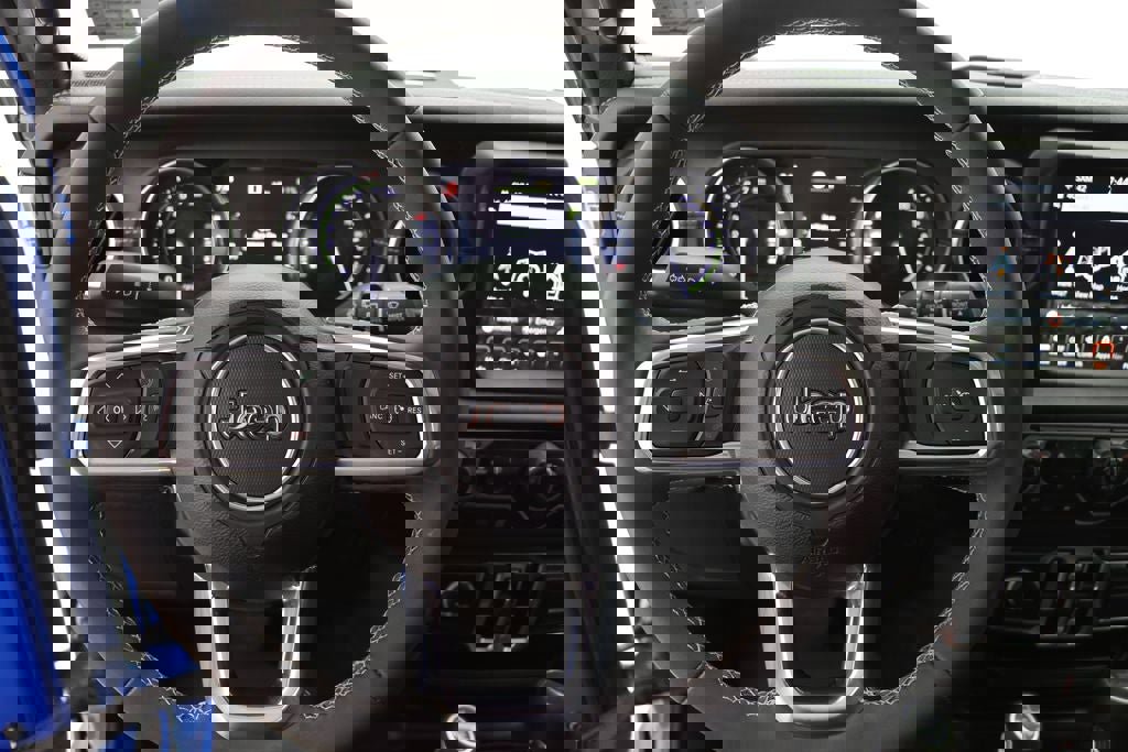 Used 2023 Jeep Wrangler Unlimited Sahara w/ Cold Weather Group AWD/4WD image 16