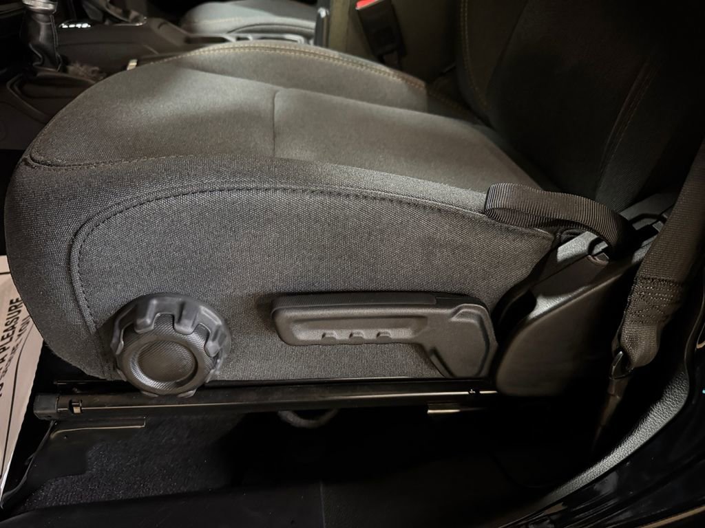 Used 2025 Jeep Wrangler Unlimited Sahara w/ Safety Group image 13