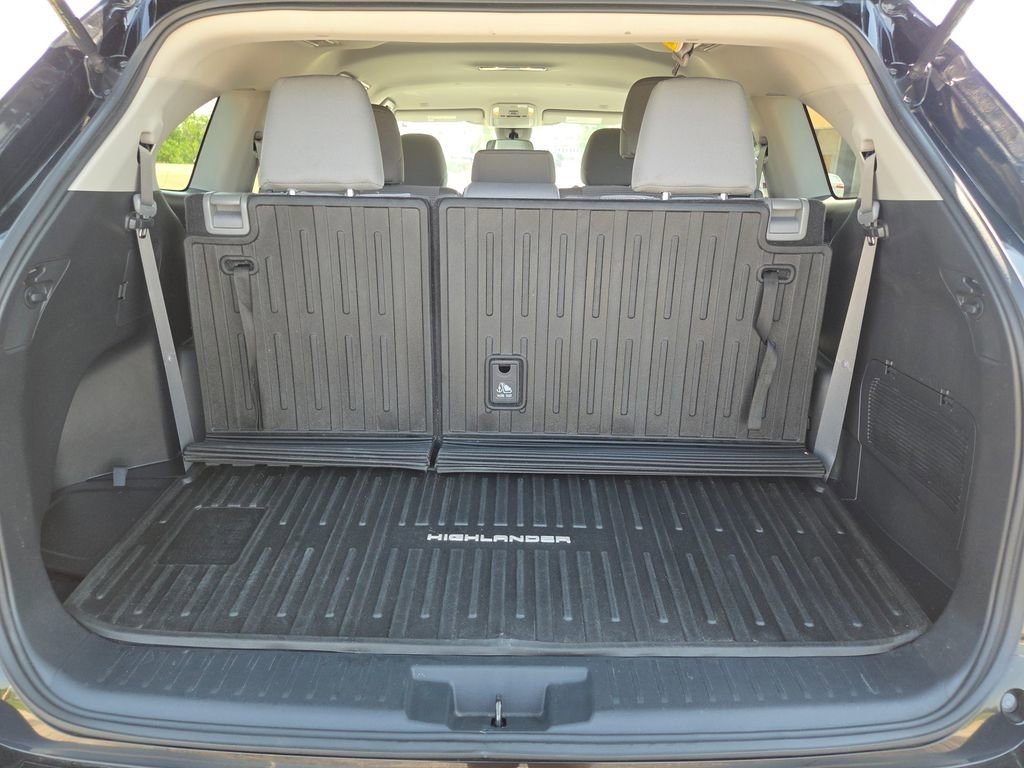 Used 2023 Toyota Highlander L FWD image 25
