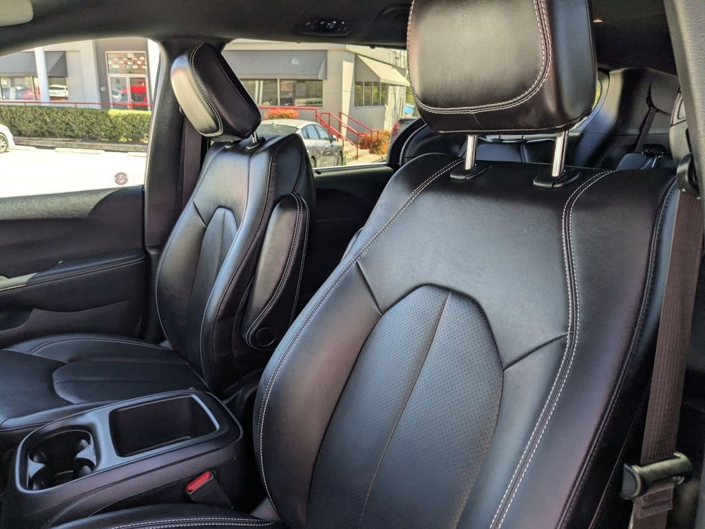 Used 2025 Chrysler Pacifica Select image 13