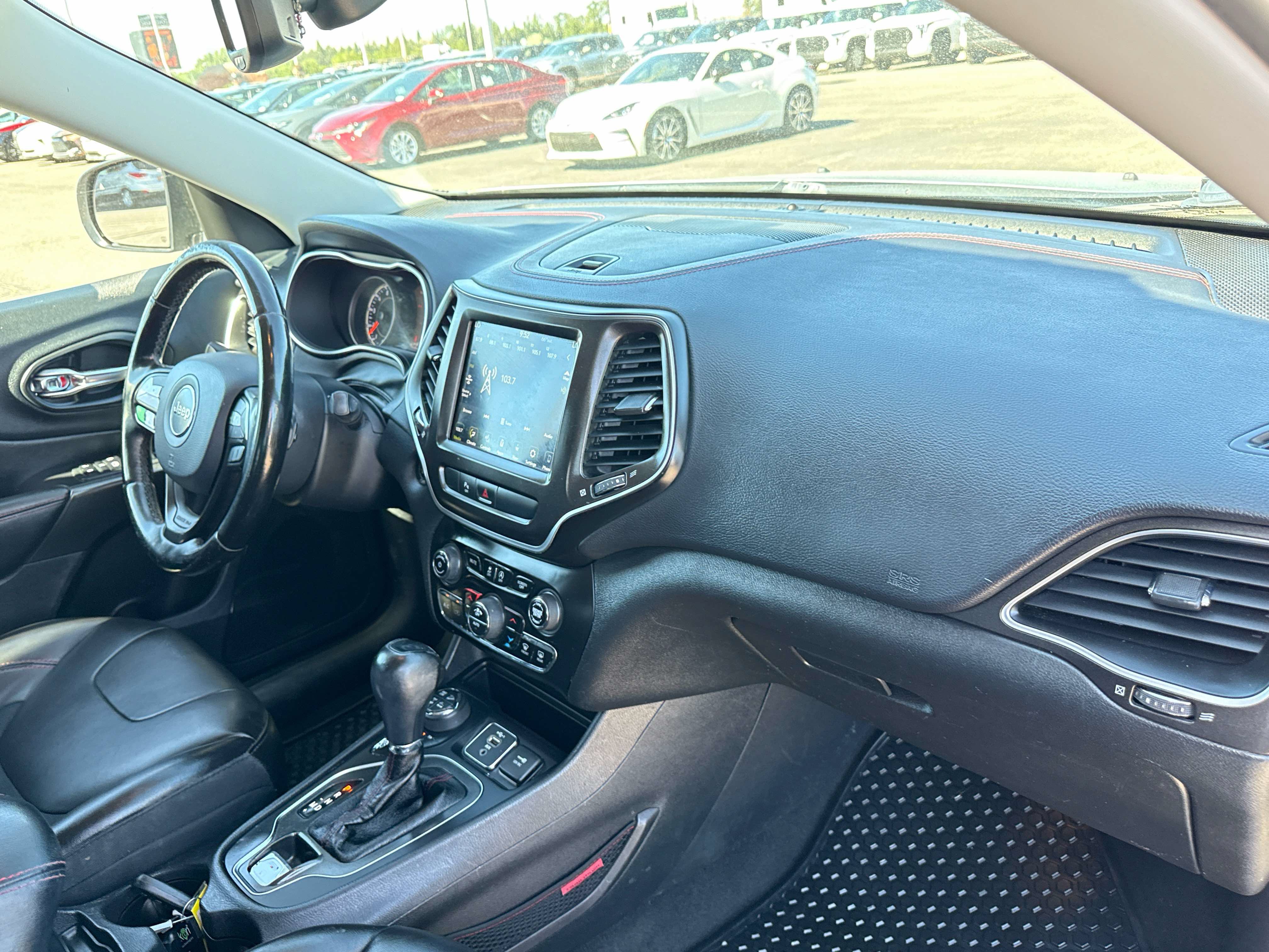 Used 2020 Jeep Cherokee Trailhawk w/ Comfort/Convenience Group AWD/4WD image 17