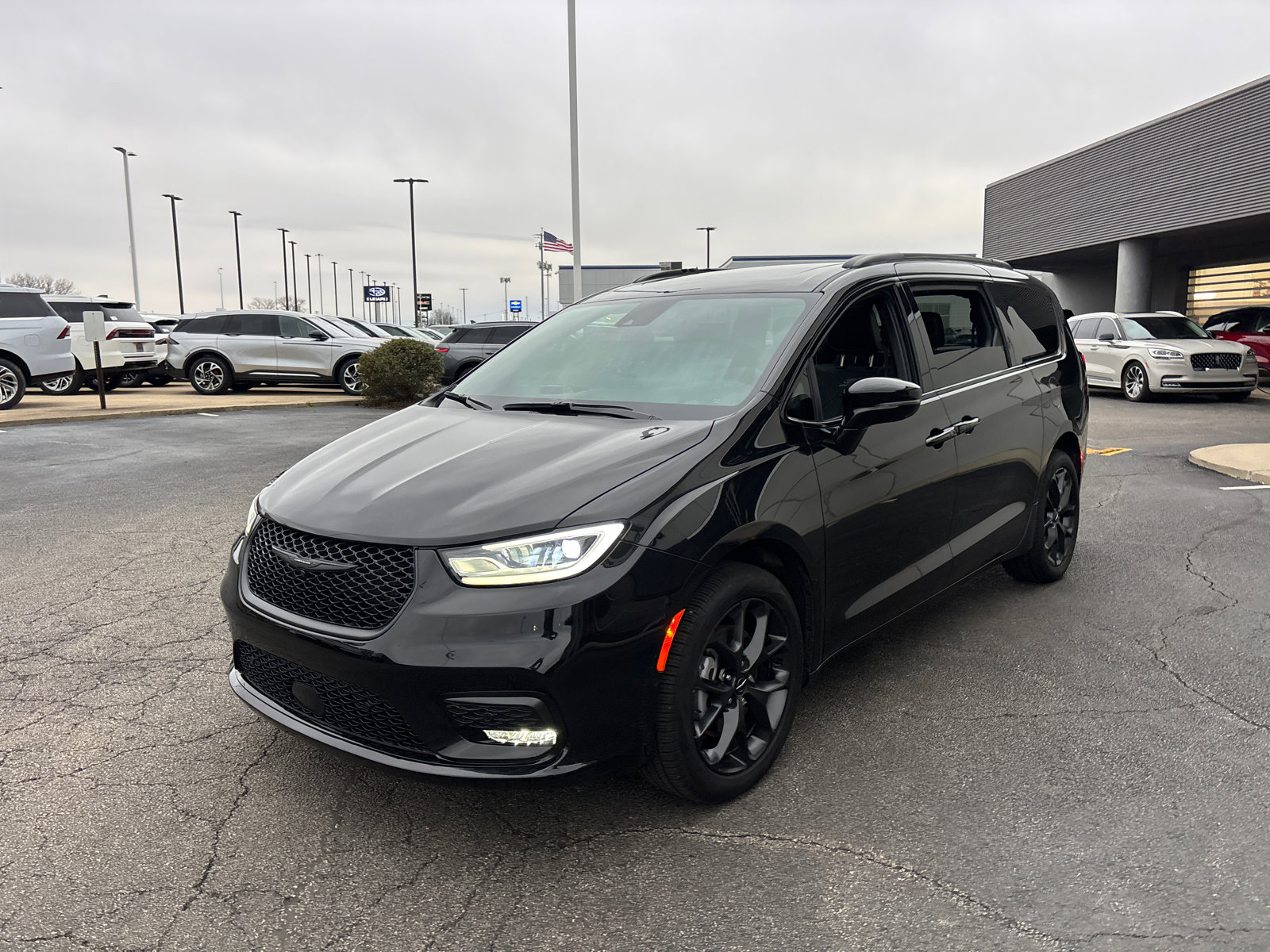 Used 2023 Chrysler Pacifica Limited w/ Uconnect Theater Family Group image 3